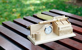 Đồng hồ lịch khắc gỗ để bàn HP2