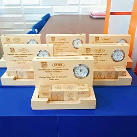 Đồng hồ lịch khắc gỗ để bàn HP1