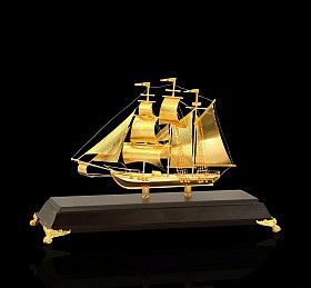 Quà tặng mô hình thuyền buồm mạ vàng